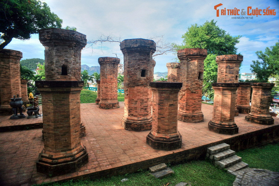 Tầng giữa hiện chỉ còn hai dãy cột chính bằng gạch hình bát giác, mỗi bên 5 cột có đường kính hơn 1 mét và cao hơn 3 mét. Ở hai bên các dãy cột lớn có 12 cột nhỏ và thấp hơn, tất cả nằm trên một nền bằng gạch cao hơn 1 mét.