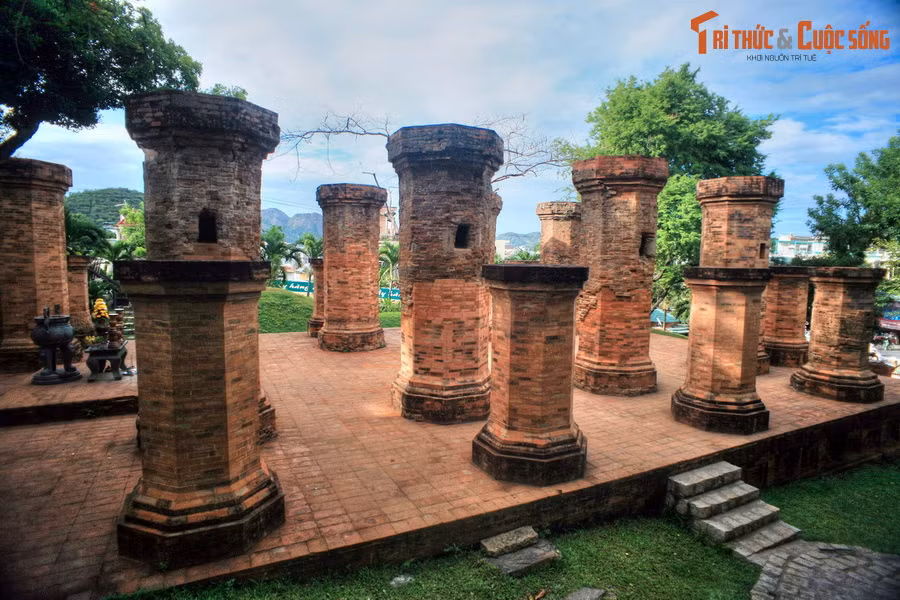 Tầng giữa hiện chỉ còn hai dãy cột chính bằng gạch hình bát giác, mỗi bên 5 cột có đường kính hơn 1 mét và cao hơn 3 mét. Ở hai bên các dãy cột lớn có 12 cột nhỏ và thấp hơn, tất cả nằm trên một nền bằng gạch cao hơn 1 mét.