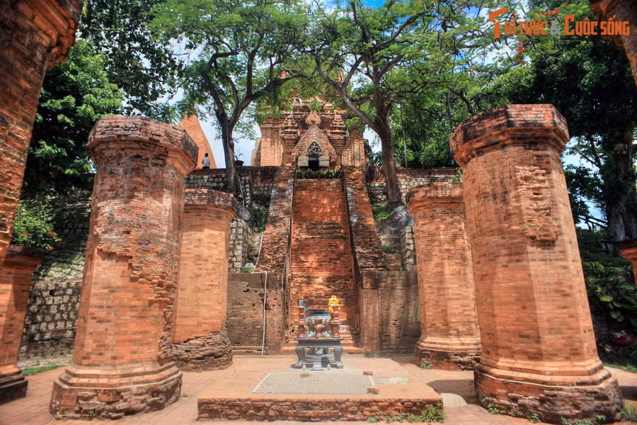 Tên gọi “tháp Po Nagar” được dùng để chỉ chung cả công trình kiến trúc này, nhưng thực ra nó là tên của ngọn tháp lớn nhất. Tổng thể kiến trúc của tháp Po Nagar gồm 3 tầng. Tầng đầu tiên là ngôi tháp cổng mà nay không còn nữa. Từ đó có những bậc thang bằng đá dẫn lên tầng giữa.