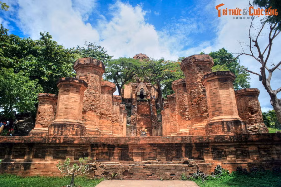 Theo các nhà nghiên cứu, nhóm tháp Chăm này được xây dựng và tu bổ qua nhiều thời kỳ, từ thế kỷ 7 đến thế kỷ 12, thời kỳ đạo Hindu đang cường thịnh khi Champa ở trong giai đoạn có tên gọi là Hoàn Vương Quốc.