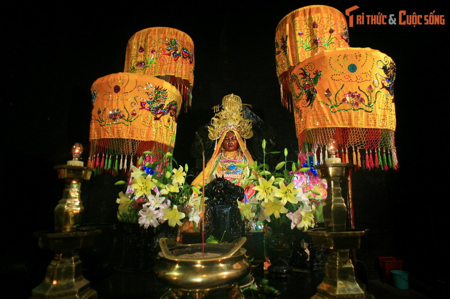 Bên trong là tượng nữ thần tạc bằng đá hoa cương đen ngồi trên bệ đá hình đài sen, lưng tựa phiến đá lớn hình lá bồ đề. Đây là một kiệt tác điêu khắc Chăm, là sự kết hợp giữa kỹ thuật tượng tròn và chạm nổi. Vào thời thuộc địa, người Pháp đã lấy mất đầu tượng, nay đã được phục chế.