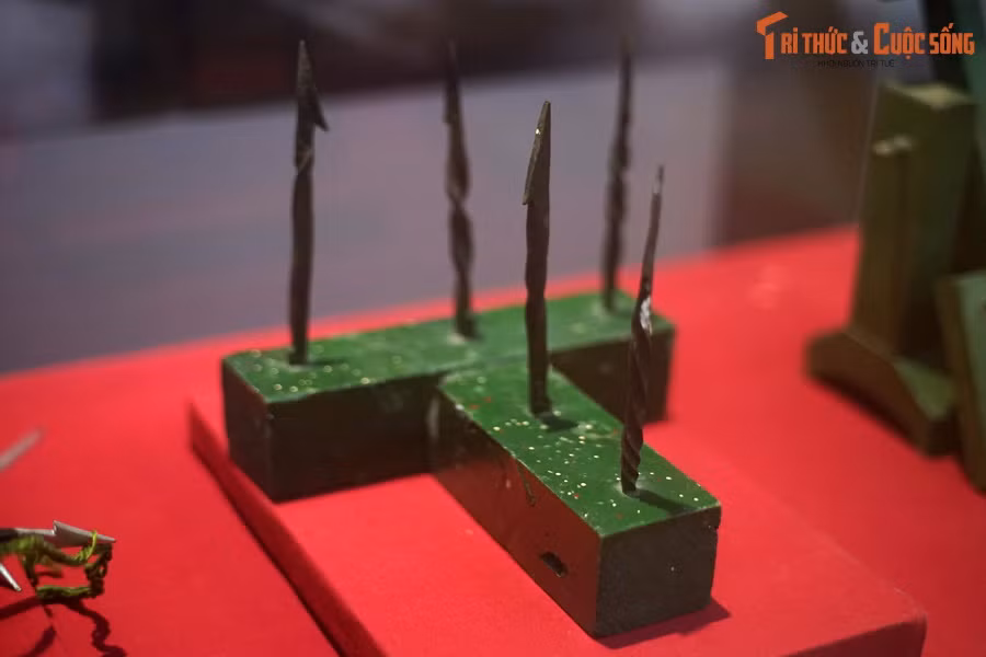 Chông chữ T đồng bào dân tộc Tây Nguyên chế tạo và sử dụng trong kháng chiến chống Mỹ.