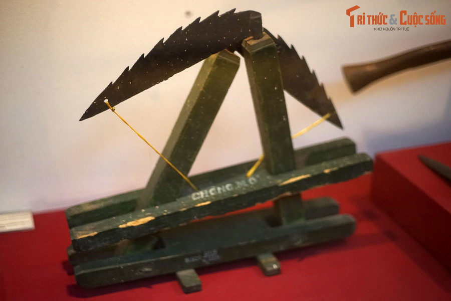 Chông mổ do quân dân Quân khu 7 sản xuất và sử dụng trong kháng chiến chống Mỹ.