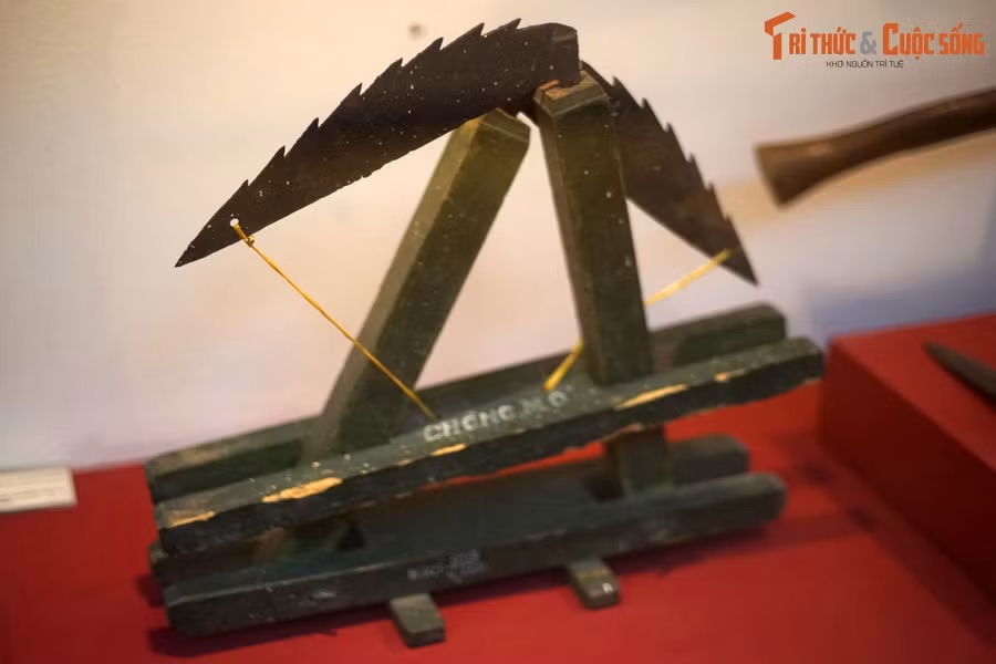 Chông mổ do quân dân Quân khu 7 sản xuất và sử dụng trong kháng chiến chống Mỹ.