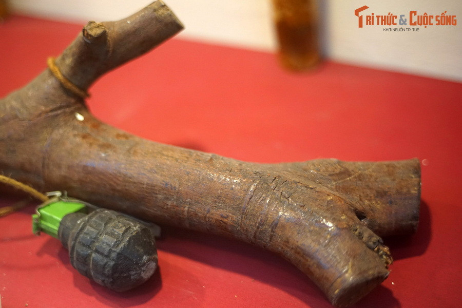 Bẫy gây nổ cài vào củi đun nhân dân Nam Định sản xuất và sử dụng đánh địch đi càn trong kháng chiến chống Pháp. Sau đó loại vũ khí thô sơ này cũng được sử dụng trong kháng chiến chống Mỹ ở Nam Bộ.