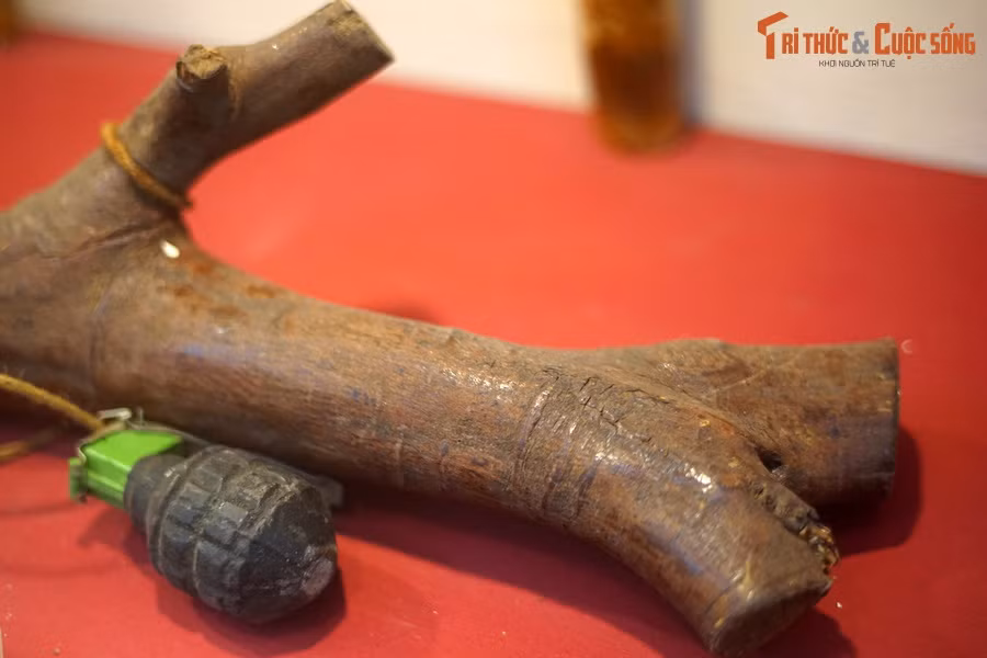 Bẫy gây nổ cài vào củi đun nhân dân Nam Định sản xuất và sử dụng đánh địch đi càn trong kháng chiến chống Pháp. Sau đó loại vũ khí thô sơ này cũng được sử dụng trong kháng chiến chống Mỹ ở Nam Bộ.