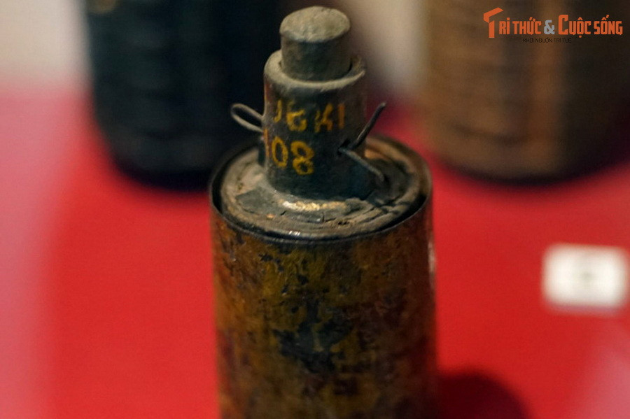 Lựu đạn phát sáng do quân giới Việt Nam sản xuất, trang bị cho bộ đội trong Kháng chiến chống Pháp.