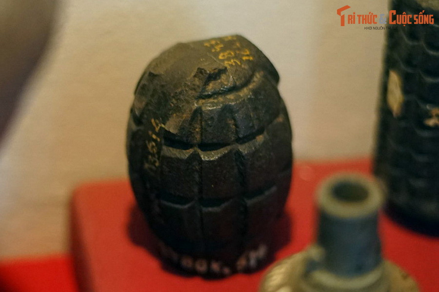 Lựu đạn nắp chữ thập, quân giới Việt Nam sản xuất, trang bị cho bộ đội trong Kháng chiến chống Pháp.