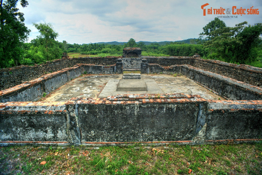 Mô thức xây dựng lăng không khác gì các lăng Chúa Nguyễn khác. Lăng gồm 2 vòng thành. Vòng thành bao bọc bên ngoài có chu vi 126,8m, thành cao 2,53m. Vòng trong chu vi 61,2m, thành cao 1,45m.
