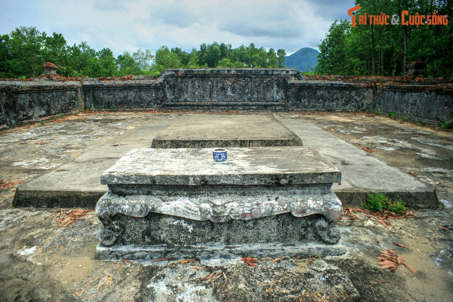 Hương án trước mộ còn khá nguyên vẹn.