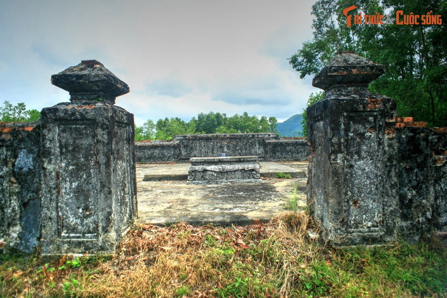 Hai trụ cổng bề thế của vòng thành trong.