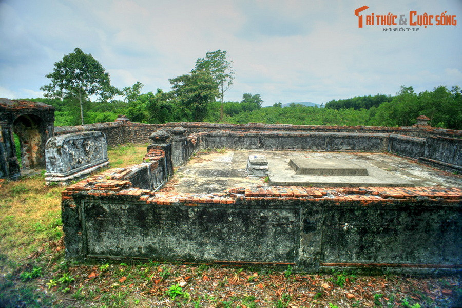 Trở lại với vụ việc lăng mộ chúa Nguyễn Phúc Khoát bị xâm hại, lãnh đạo Trung tâm Bảo tồn di tích cố đô Huế cho biết, trước đó khu lăng mộ này từng bị kẻ xấu đào trộm dưới thời chiến tranh để tìm kiếm vàng bạc, châu báu.