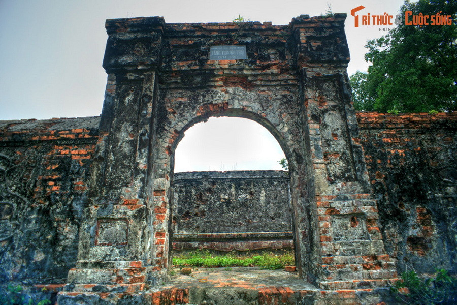 Lăng nằm trên một quả đồi, xoay về hướng chính Bắc, có một hệ thống bậc cấp dẫn lên. Đây là một trong những lăng chúa Nguyễn nằm ở vị trí hẻo lánh và khó tiếp cận nhất.