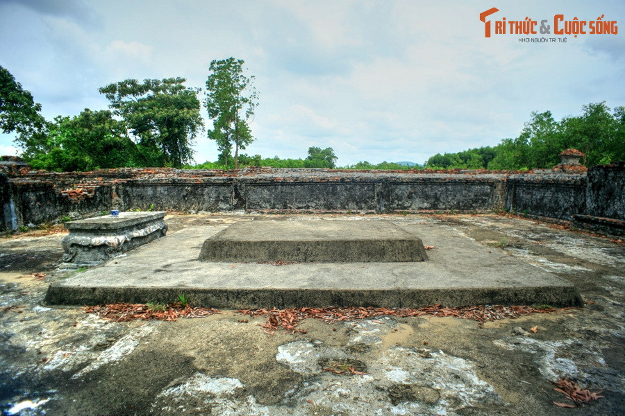 Mộ phần chúa Nguyễn Phúc Khoát nằm chính giữa vòng thành trong, gồm 2 tầng. Tầng 1 rộng 250cm, dài 325cm, cao 28cm. Tầng 2 rộng 510cm, dài 610cm, cao 20cm.