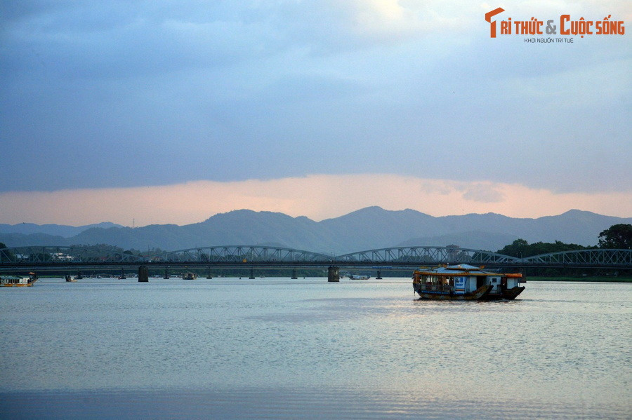  3. Sông Hương thơ mộng. Dòng sông Hương chảy qua trung tâm thành phố Huế, nổi tiếng với vẻ đẹp dịu dàng và gắn liền với nhiều áng thơ ca lãng mạn.