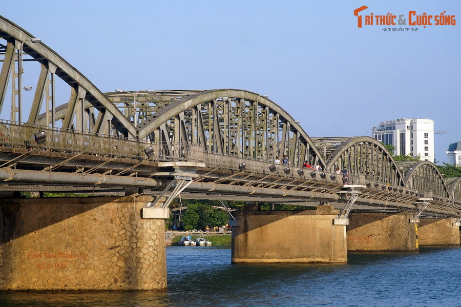  8. Cầu Trường Tiền lịch sử. Là một biểu tượng của Huế, cầu Trường Tiền khánh thành năm 1900, là một trong những cây cầu sắt đầu tiên của Đông Dương được xây dựng bằng kỹ thuật hiện đại.