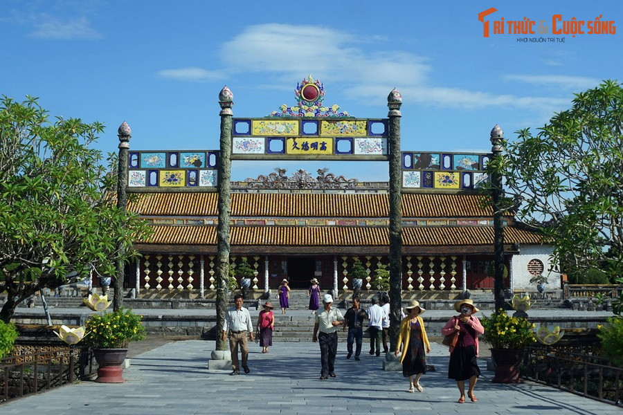  4. Festival Huế. Festival Huế là sự kiện văn hóa quốc tế lớn, tổ chức hai năm một lần, quy tụ các hoạt động nghệ thuật, âm nhạc, và biểu diễn độc đáo.