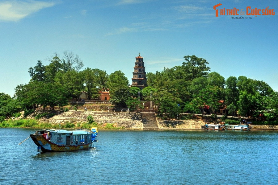  10. Chùa Thiên Mụ linh thiêng. Chùa Thiên Mụ, nằm bên bờ sông Hương, là một trong những ngôi chùa cổ nhất và nổi tiếng nhất Việt Nam.