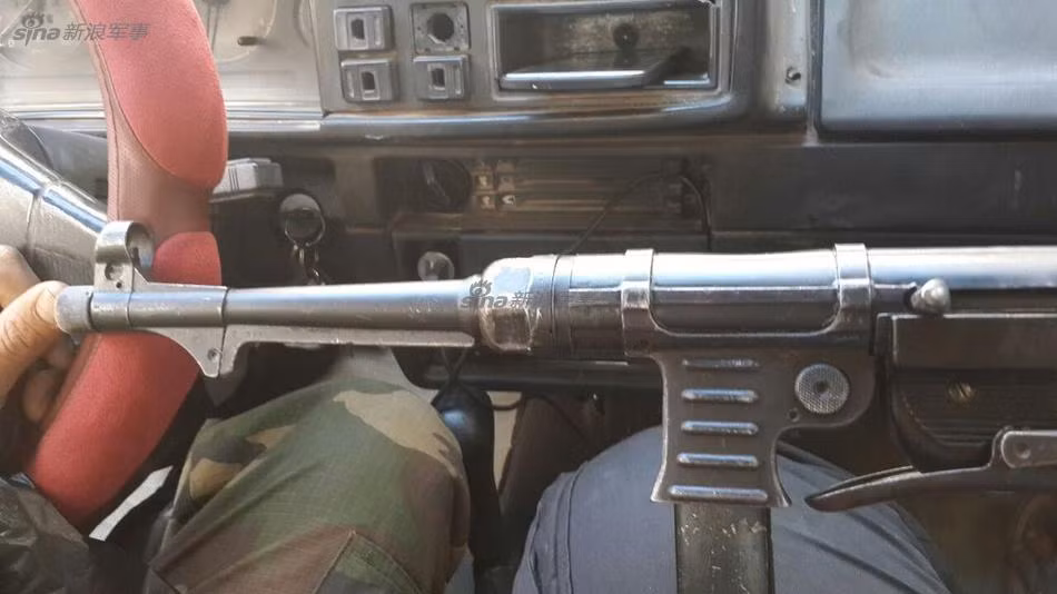 Tổng cộng đã có 1,1 triệu khẩu MP-40 được sản xuất tại Đức trong suốt những năm tháng chiến tranh, khẩu súng lão làng này đã được sử dụng suốt từ Chiến tranh Thế giới thứ hai cho tới Chiến tranh Triều Tiên, Chiến tranh Việt Nam, Chiến tranh Libya và hiện tại là trong cuộc chiến ở Syria. Nguồn ảnh: Sina.