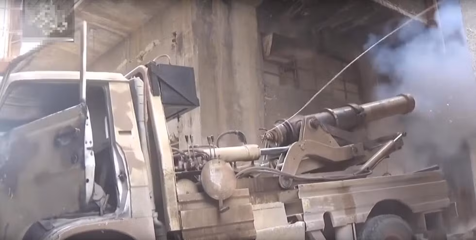 Khẩu thần công này được phiến quân IS đặt lên trên thùng một chiếc xe tải để biến nó thành một khẩu "thần công tự hành". Mặc dù vậy, những khẩu thần công được sản xuất với cỡ nòng không có quy chuẩn, có lẽ phiến quân IS đã phải tự "chế" đạn cho khẩu thần công thì mới có thể sử dụng được chúng. Nguồn ảnh: QQ.