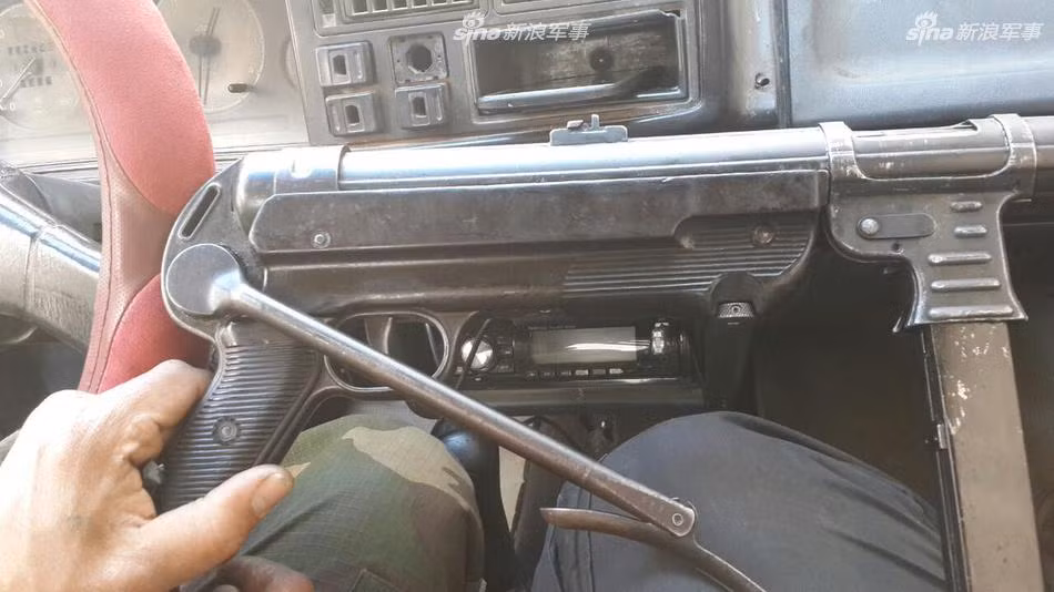 Những khẩu súng MP-40 được sử dụng trên chiến trường Syria còn khá mới, báng gấp vẫn sử dụng được và vỏ kim loại vẫn gần như còn nguyên vẹn. Súng sử dụng cỡ đạn 9 x 19mm, đây là cỡ đạn súng lục tiêu chuẩn của NATO hiện nay nên cực kỳ phổ biến và dễ kiếm. Nguồn ảnh: Sina.