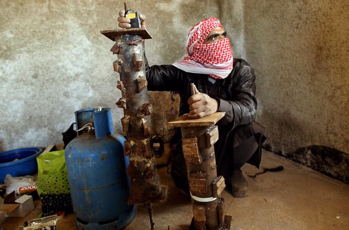 Thuốc nổ được nhồi vào trong những ống đồng kèm theo các cục sắt vụ được hàn phía ngoài, khi nổ phần vỏ ống đồng cùng các cục sắt sẽ văng tứ tung gây sát thương cực lớn. Nguồn ảnh: Theatlantíc.