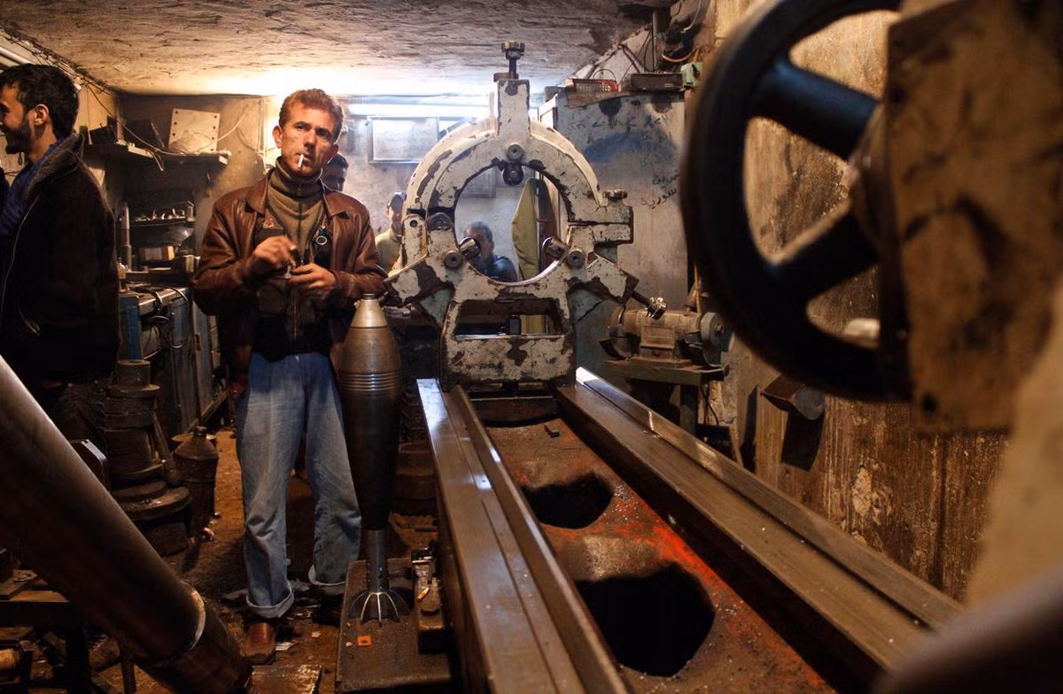 Những thiết bị lớn được đưa xuống những căn hầm hoặc tận dụng các tầng hầm của những căn nhà phía trên để đảm bảo sự bí mật. Nguồn ảnh: Theatlantíc.