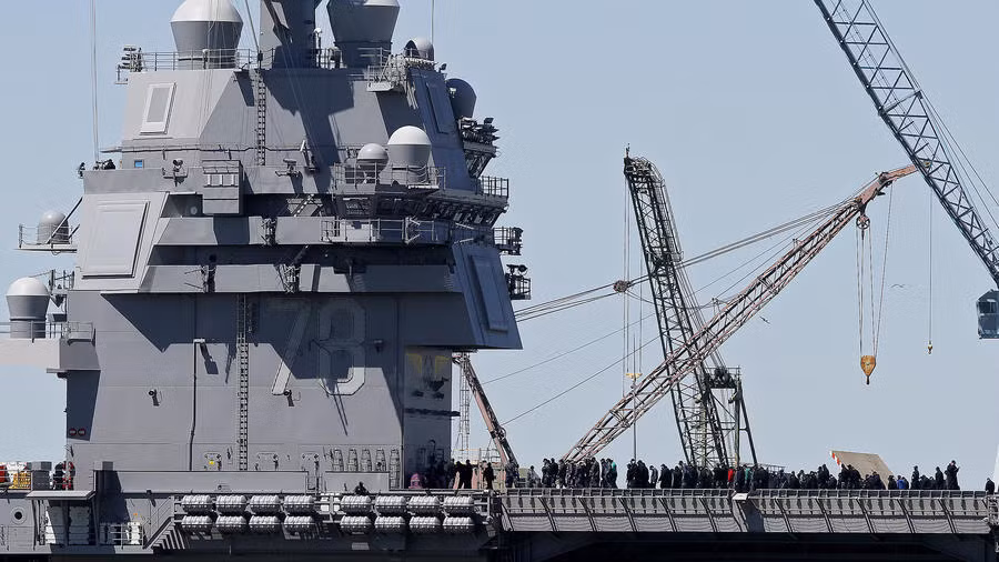 Tàu sân bay USS Gerald R. Ford có biên chế đầy đủ bao gồm 4600 người bao gồm cả các thủy thủ, phi công, nhân viên không lưu mặt đất và các sỹ quan chỉ huy. Tàu có thể chứa tối đa tới 75 chiếc máy bay phản lực. Nguồn ảnh: QQ.