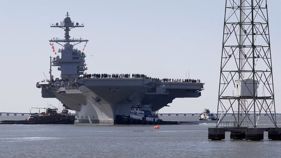 Tàu sân bay USS Gerald R. Ford có trọng tải giãn nước khoảng 100.000 tấn, độ dài tàu đạt 337 mét, lườn rộng 78 mét, độ cao 76 mét. Tàu sử dụng 2 lò phản ứng hạt nhân A1B về lý thuyết sẽ cung cấp năng lượng cho tàu hoạt động trong tầm xa không giới hạn và 20 năm sẽ được tái nạp nhiên liệu một lần. Nguồn ảnh: QQ.