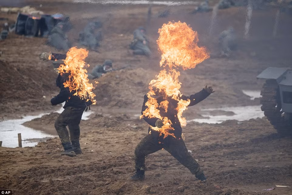 Mỗi năm, những màn trình diễn này lại có thêm độ hoành tráng để thu hút người xem, đặc biệt là các em nhỏ. Nguồn ảnh: Zvezda.