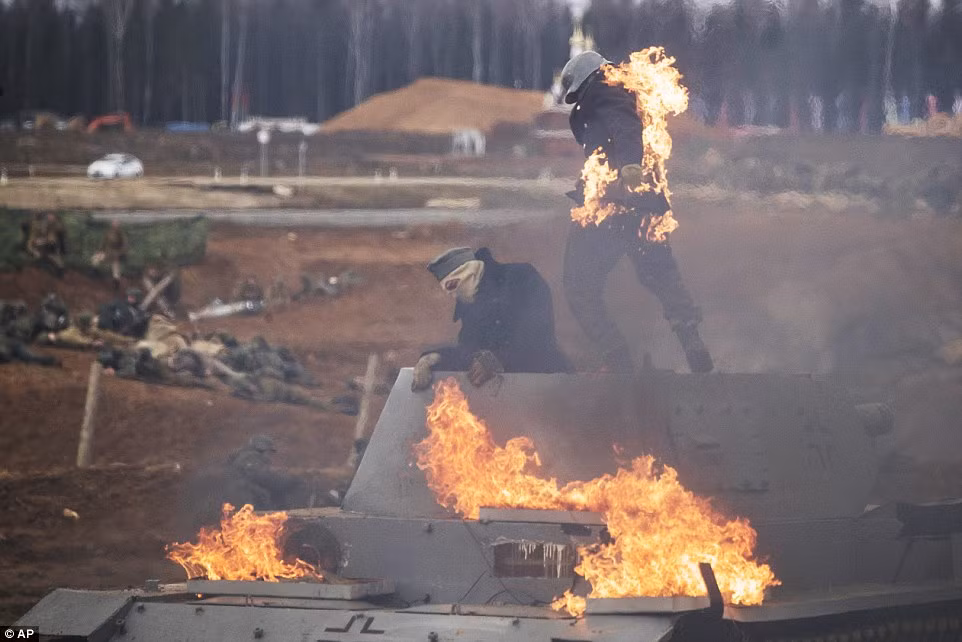 Bên cạnh đó, cũng không thể thiếu được những màn trình diễn tái hiện lịch sử được tổ chức rất nhiều trên khắp nước Nga, điều đáng chú ý đó là những màn trình diễn này phần lớn là do các cá nhân tự quyên góp kinh phí đứng ra tổ chức với sự ủng hộ, tạo điều kiện của chính quyền địa phương. Nguồn ảnh: Zvezda.
