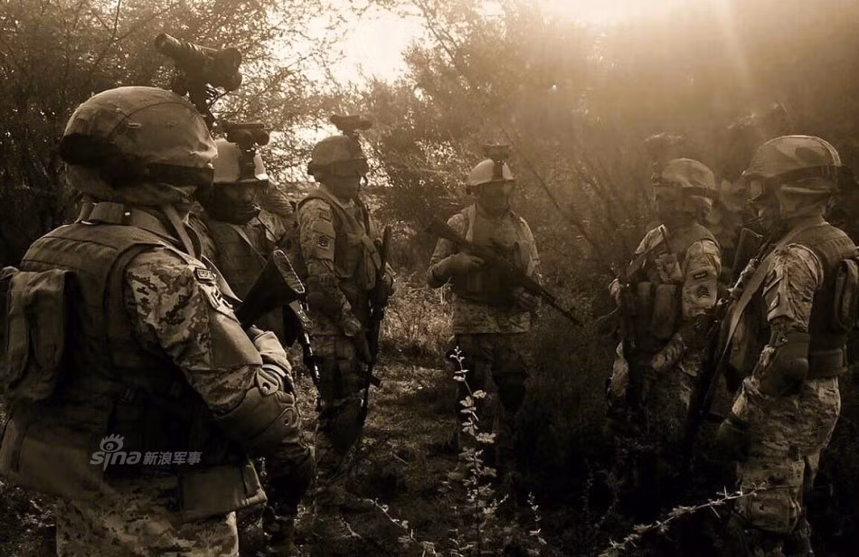 Quân đội Ả Rập Xê-út có tổng cộng khoảng 1142 xe tăng, hơn 5400 xe thiết giáp chiến đấu, 524 khẩu pháo tự hành và 432 khẩu pháo kéo. Ngoài ra quân đội nước này còn có 322 dàn phóng loạt tên lửa. Nguồn ảnh: Sina.