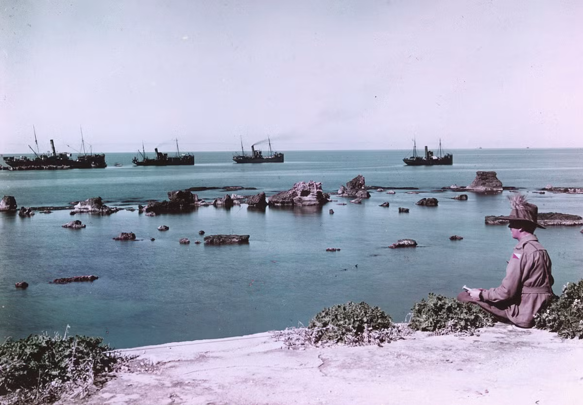 Bức ảnh màu hiếm hoi trong chiến tranh thế giới thứ nhất ghi lại cảnh tượng một đoàn tàu vận tải chở hàng qua mỏm Andromeda, Jaffa. Ảnh chụp năm 1918. Nguồn ảnh: Theatlantic.