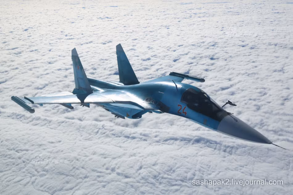 Su-34 có khả năng mang 12,1 tấn nhiên liệu trong thân - cánh cùng khả năng treo đến 3 thùng nhiên liệu phụ cỡ 3.000 lit/thùng cho tầm bay cực đại đến 4.000km. Nguồn ảnh: Sashapak.
