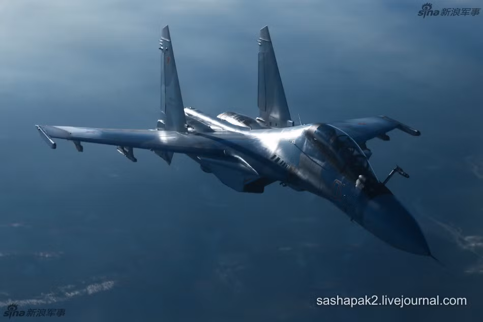 Cuộc tập trận vừa mới diễn ra của lực lượng Không quân Nga vớ sự tham gia của các máy bay Su-30SM, Su-34, Su-35 và máy bay Il-78 với bài tập chính là tiếp nhiên liệu trên không trong điều kiện thời tiết trời nhiều mây. Nguồn ảnh: Sashapak.