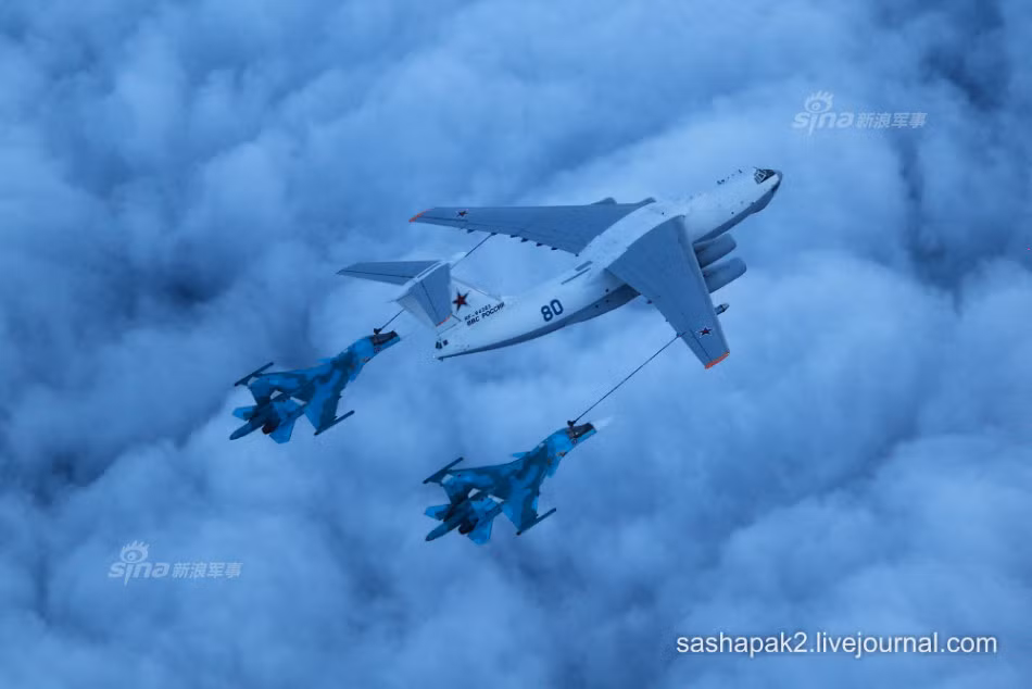 Theo các tài liệu được công bố, máy bay tiếp nhiên liệu trên không Il-78 có khả năng chứa 18.230 lít nhiên liệu máy bay, trang bị 3 hệ thống truyền nhiên liệu dài 26m UPAZ-1A có thể bơm 2.900 lít/phút. Nguồn ảnh: Sashapak.