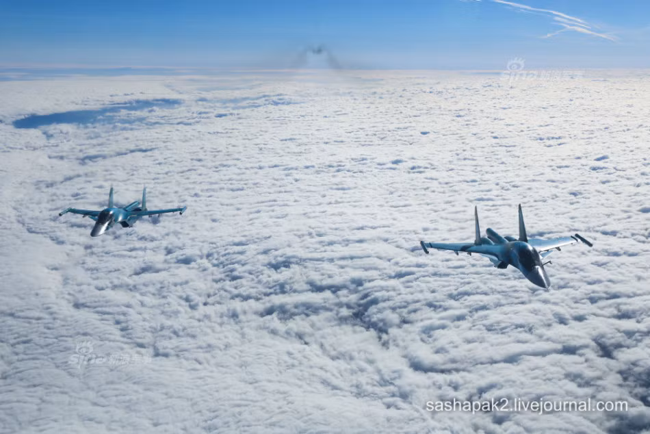 Biên đội tiêm kích - bom Su-30SM tiếp cận "cây xăng" Il-78 trên tầng mây. Nguồn ảnh: Sashapak.