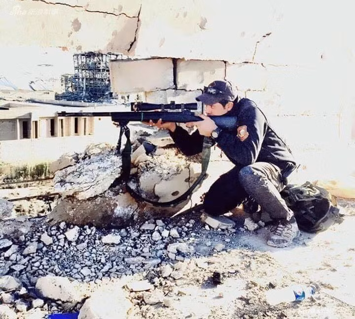 Quá trình đào tạo một tay lính bắn tỉa của Iraq cũng giống với quá trình đào tạo lính bắn tỉa Mỹ, sau khi tốt nghiệp, người lính phải đảm bảo khả năng bắn hạ các mục tiêu di động hoặc đứng yên ở khoảng cách 800 mét với độ chính xác 100%, trong những điều kiện thời tiết thuận lợi, tầm nhìn thoáng và trời ít gió, những tay súng bắn tỉa này có thể hạ gục được các mục tiêu ở khoảng cách 1,5 km. Nguồn ảnh: Sina.