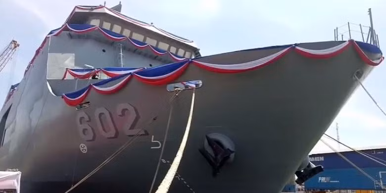 Tàu có độ giãn nước tiêu chuẩn 7.400 tấn và lên đến 11.000 tấn khi đầy tải. Độ dài của tàu đạt 123 mét, lườn rộng 21,8 mét, mớm nước sâu 5 mét. Con tàu này được trang bị hai động cơ MAN D2842 cung cấp công suất tổng cộng 7830 mã lực cho phép nó di chuyển với tốc độ tối đa khoảng 16 hải lý tương đương với khoảng 30 km/h. Nguồn ảnh: Bisniskeua.