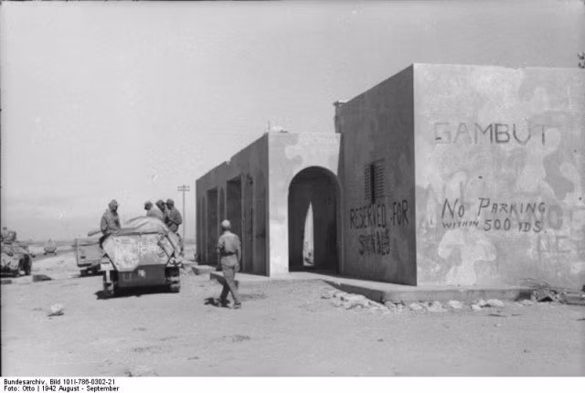 Dù thua trận nhưng tên tuổi của Erwin Rommel đã nổi lên như cồn sau những chiến công của ông tại bắc Phi, sự nổi tiếng và sự kính trọng của các binh lính dành cho ông đã giúp Cáo sa mạc thoát khỏi sự trừng phạt của Quốc trưởng dù ông đã chống lại mệnh lệnh cảm từ của Hitler. Ảnh: Warhistory.