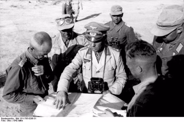 Tướng Erwin Rommel đang trực tiếp chỉ huy các tướng lĩnh của mình trên mặt trận. Dù là một vị Tướng, ông luôn theo sát bước hành quân của Sư đoàn thiết giáp 21 và dẫn đầu trong mọi cuộc tiến công. Ảnh: Warhistory.