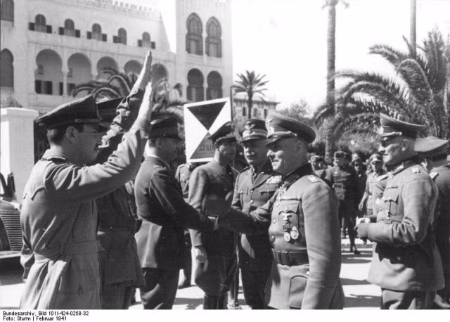 Tướng Rommel đến châu Phi dưới sự chào đón của các sỹ quan Italia, sau khi Rommel đến châu Phi, cục diện của chiến trường này đã thay đổi hẳn với các chiến thắng áp đảo của phát xít Đức. Ảnh: Warhistory.
