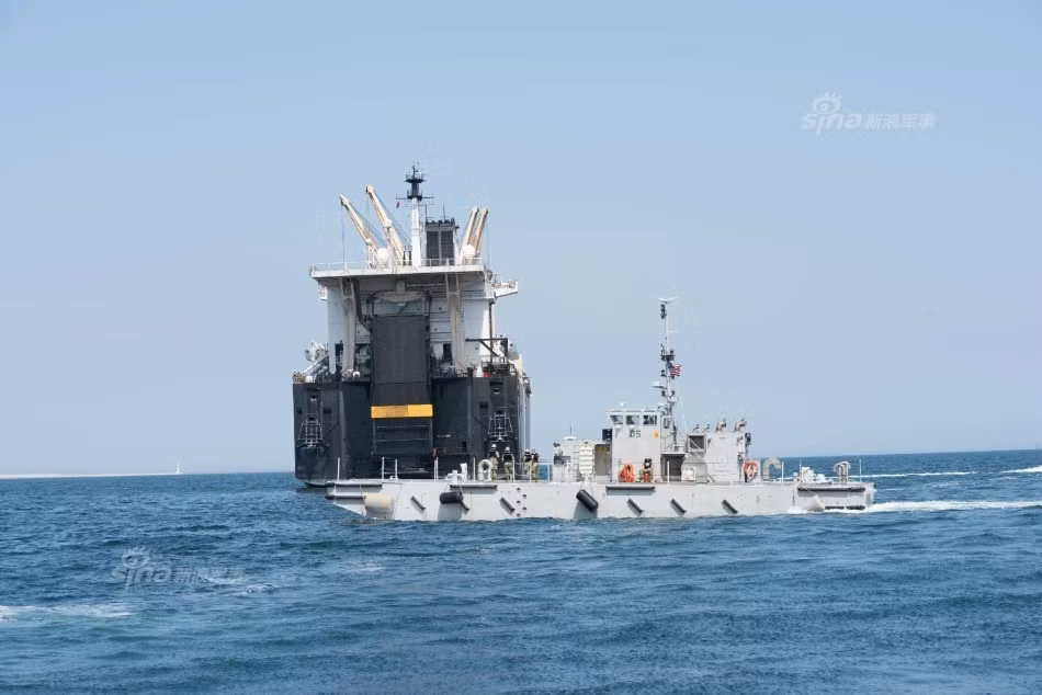 Cũng trong thời gian gần đây, phía Triều Tiên liên tục ra tăng sức ép của mình trong khu vực bằng một loạt các cuộc phóng thử tên lửa tầm xa tới tận vùng biển Nhật Bản và các hoạt động quân sự trong lãnh thổ nước này. Trước động thái đó, phía Mỹ đã cử một lực lượng lớn các tàu sân bay, tàu khu trục, tàu hải quân và các máy bay F-35 tới Đông Á và tuyên bố sẵn sàng đáp trả mọi hành động gây hấn của Triều Tiên, thậm chí ra tay phủ đầu trước nếu cảm thấy mối nguy hại từ Bình Nhưỡng tăng cao vượt quá giới hạn. Nguồn ảnh: Sina.