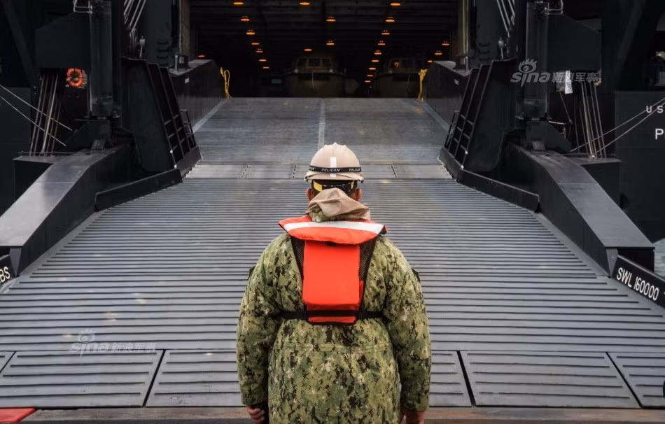 Tương tự, USNS Williams (số thân T-AK-3009) cũng là một con tàu vận tải không có vũ trang, nó thuộc lớp John P. Bobo và có độ giãn nước 44.300 tấn khi đầy tải. con tàu này có khả năng di chuyển với tốc độ tối đa chỉ khoảng 18 hải lý trên giờ tương đương với khoảng 33 km/h. Nguồn ảnh: Sina.