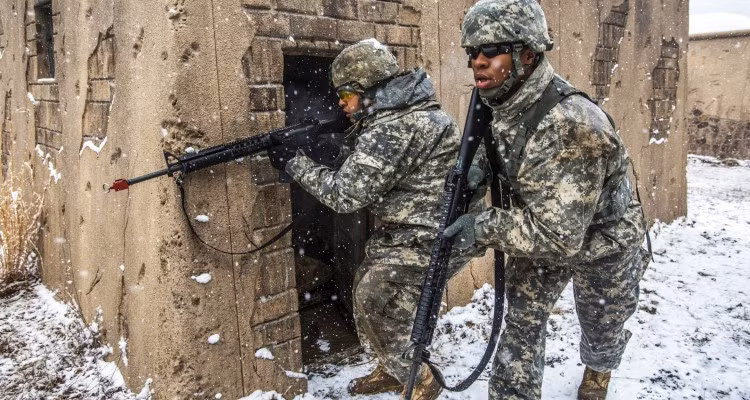 Tác chiến trong môi trường đô thị cũng đòi hỏi người lính trong trạng thái sẵn sàng chiến đấu giáp lá cà với đối phương vì đối phương có thể xông ra từ bất cứ ngõ ngách nào. Nói tóm lại, việc tác chiến trong phạm vi hẹp chỉ từ vài mét cho đến vài chục mét đòi hỏi người lính phải có kỹ năng chiến đấu khác hoàn toàn so với việc tác chiến trong phạm vi rộng vài trăm mét như thông thường. Nguồn ảnh: AMTV.
