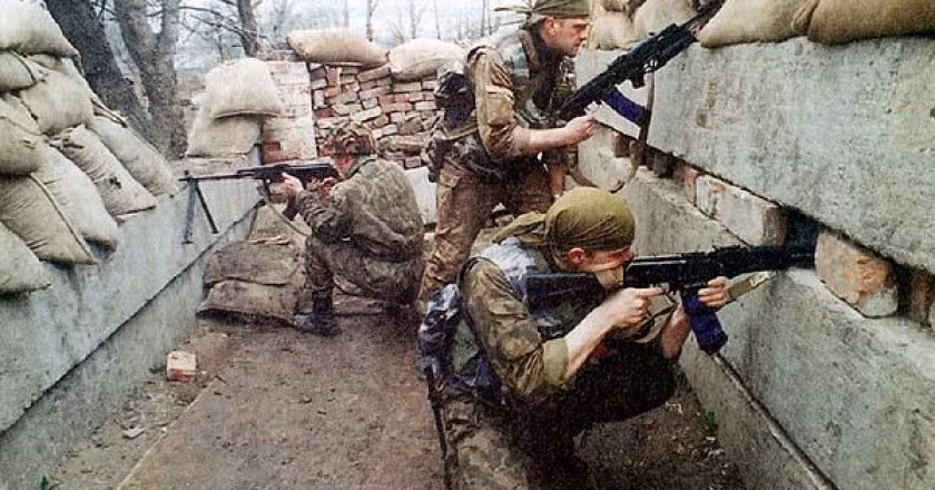 Ngoài các kỹ năng chiến đấu cá nhân, các lực lượng chuyên tác chiến trong môi trường đô thị phải chuẩn bị sẵn cho tình huống bị bao vây, chôn chân trong lòng địch mà không có yểm trợ hoặc tiếp viện, đây là điều thường rất xảy ra khi chiến đấu trong môi trường đô thị do lực lượng chiến đấu không thể thuộc địa bàn bằng lực lượng bản địa đối phương. Chính những lý do kể trên đã khiến Mỹ và nhiều nước trên thế giới cân nhắc về việc đào tạo các lực lượng tác chiến đô thị riêng biệt. Nguồn ảnh: Breachbang.