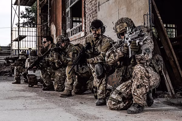 Tác chiến trong môi trường đô thị cũng đòi hỏi người lính có các trang thiết bị đặc biệt, quan trọng nhất trong số đó chính là quân phục ngụy trang kiểu khác và các loại vũ khí nhỏ gọn như súng tiểu liên, súng lục. Việc sử dụng các loại súng trường tiến công trong môi trường hẹp sẽ khiến người lính vướng víu, khó xoay sở. Nguồn ảnh: Behance.