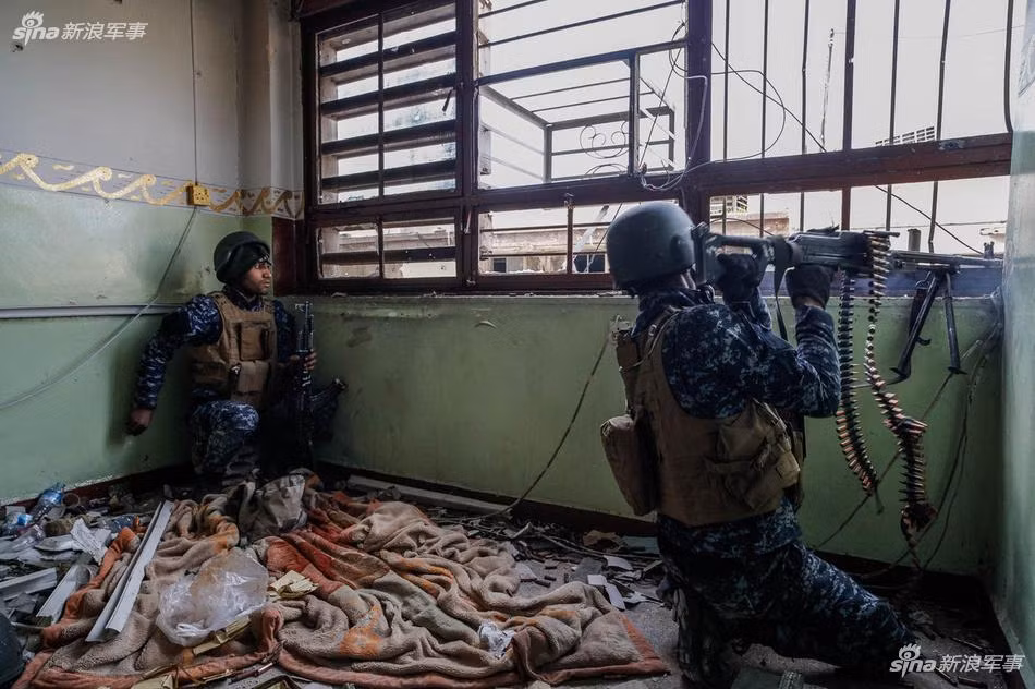 Ban ngày, những tấm chăn này sẽ trở thành bãi chiến trường bừa bộn nhưng đêm xuống, chúng sẽ lại là những chiếc giường ngủ ấm cúng cho những người lính này. Nguồn ảnh: Sina.