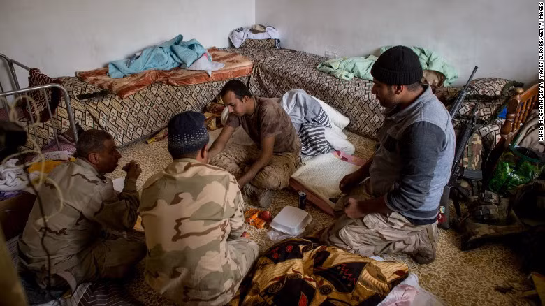 Một căn phòng có thảm đàng hoàng và đầy rẫy chăn gối "sang chảnh" như thế này chỉ có thể là phòng của các chỉ huy, binh lính Iraq trong cuộc chiến chống phiến quân IS tại Mosul phải ăn ngủ trong điều kiện thiếu thốn hơn nhiều. Nguồn ảnh: CNN.