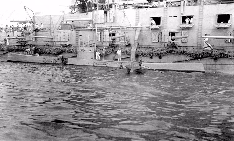 Đến năm 1910, những tàu ngầm lớp Kasatka được thiết kế lại với hệ thống động cơ mới và tháp chỉ huy kèm theo hệ thống kính tiềm vọng được thiết kế lại hoàn toàn, tuy nhiên nó vẫn chưa phải là một tàu ngầm vũ trang. Nguồn ảnh: TASS.